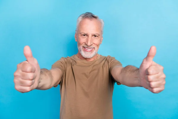 Retrato Homem Aposentado Atraente Satisfeito Vestido Roupas Pastel Dois Braços — Fotografia de Stock