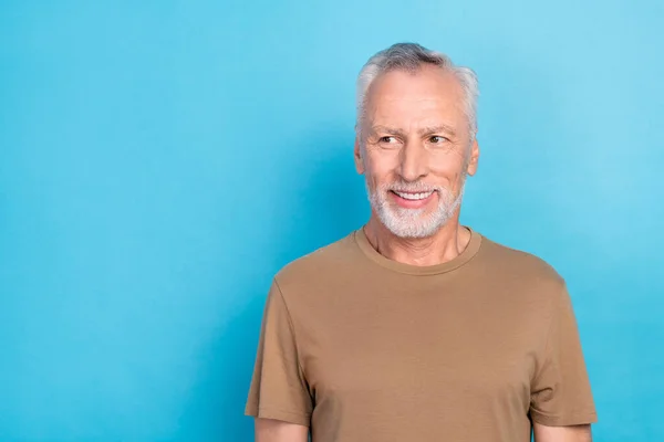 Retrato Hombre Pensionista Guapo Confidente Con Barba Pelo Gris Vestido — Foto de Stock