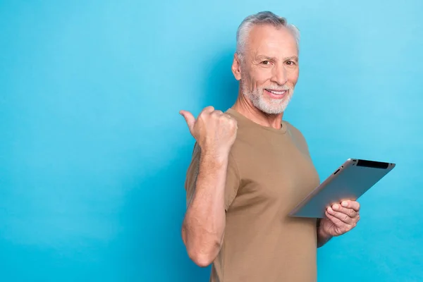 Porträtt Positiva Pensionerad Man Med Grått Hår Skägg Beige Shirt — Stockfoto