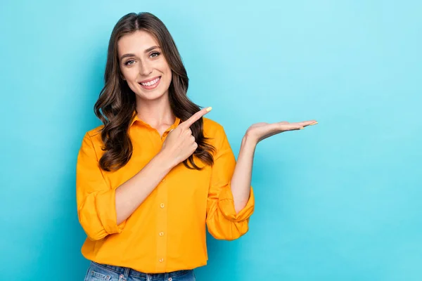 Foto Van Positieve Aardige Persoon Tand Glimlach Geven Vinger Arm — Stockfoto