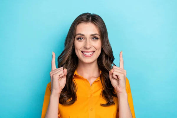 Foto Ritratto Adorabile Giovane Ragazza Punto Fino Vuoto Spazio Sorriso — Foto Stock