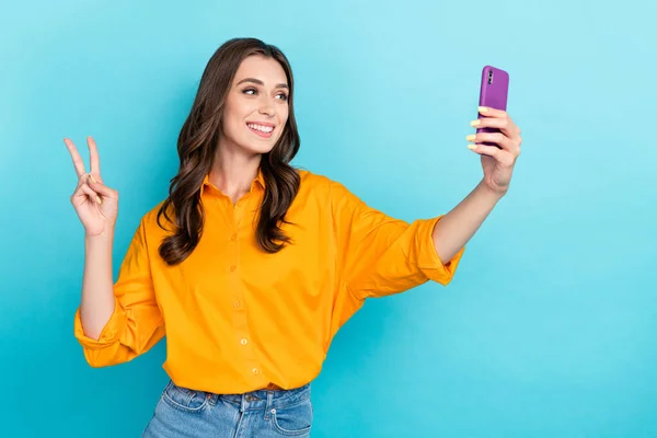 Foto Von Positiven Nettes Mädchen Halten Telefon Machen Selfie Demonstrieren — Stockfoto