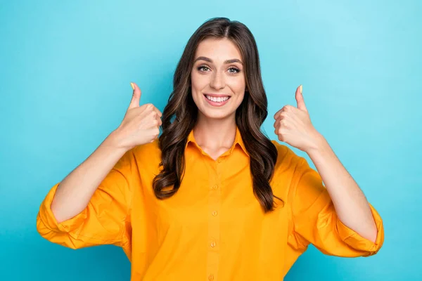 Photo Nice Cheerful Lady Beaming Smile Arms Fingers Show Thumbs — Stock Photo, Image