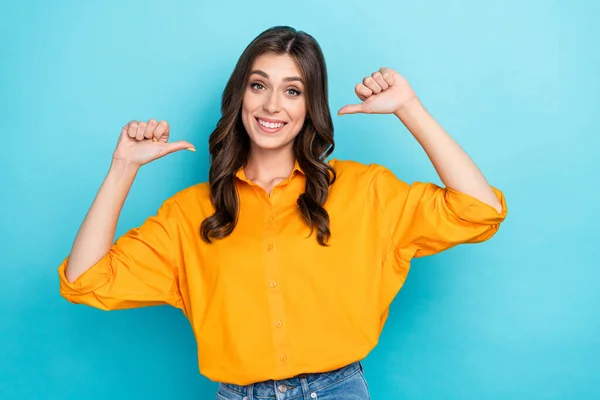 Foto Lindo Satisfeito Menina Ponto Polegar Dedos Auto Mesmo Dente — Fotografia de Stock