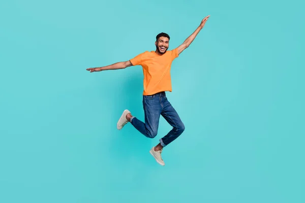 Foto Comprimento Total Cara Engraçado Impressionado Usar Laranja Shirt Saltar — Fotografia de Stock