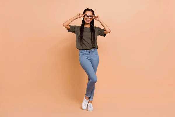 Retrato Tamanho Completo Alegre Linda Senhora Mãos Óculos Toque Isolados — Fotografia de Stock