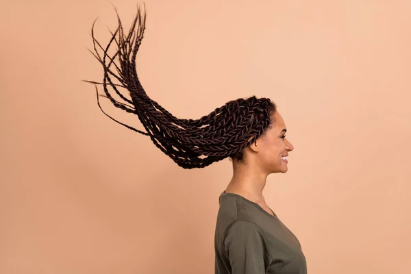 Perfil Retrato Chica Bonita Alegre Mirada Espacio Vacío Vuelo Largo — Foto de Stock