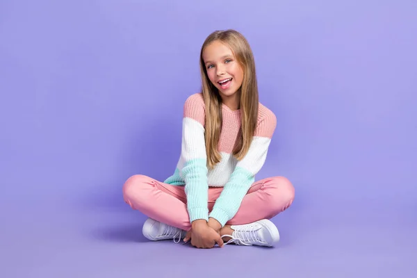 Foto Comprimento Total Bonito Agradável Menina Satisfeita Sorriso Pernas Cruzadas — Fotografia de Stock