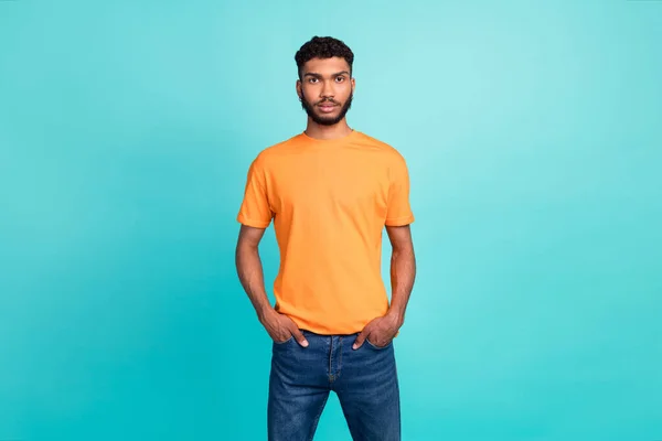 Foto Hombre Serio Confiado Usar Camiseta Naranja Pie Manos Brazos —  Fotos de Stock