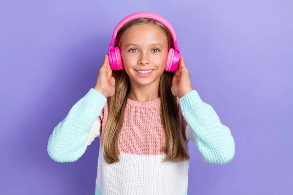 Foto Von Positiven Fröhlichen Mädchen Stilvolle Kleidung Arm Berühren Kopfhörer — Stockfoto
