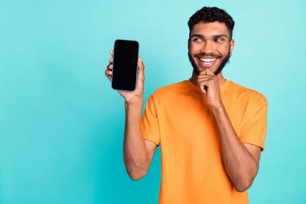 Foto Van Dromerige Attente Man Gekleed Oranje Shirt Arm Kin — Stockfoto