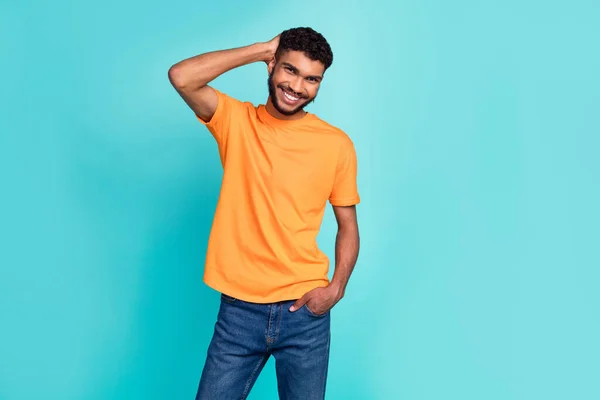 Zdjęcie Słodkie Dobry Nastrój Człowiek Ubrany Pomarańczowy Shirt Ramię Głowa — Zdjęcie stockowe