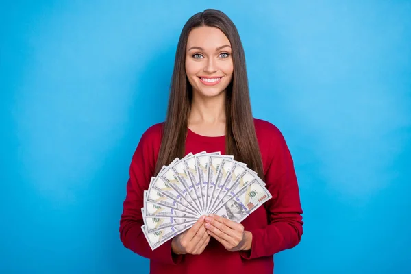 Foto Menina Bonito Segurar Dinheiro Usar Camisa Borgonha Isolado Fundo — Fotografia de Stock