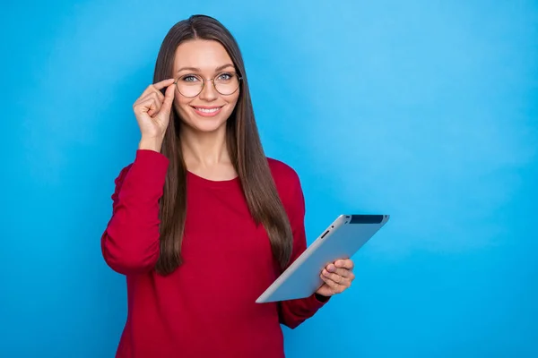 Photo Seo Millennial Lady Hold Tablet Porter Des Lunettes Chemise — Photo