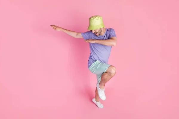 Foto Longitud Completa Vista Ángulo Alto Atractivo Joven Bailando Piscina — Foto de Stock