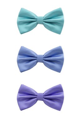 Beyaz arka planda izole edilmiş üç ipek papyon. Düğün töreni için erkek aksesuarları.