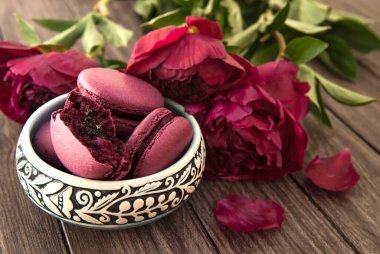 Frenk üzümlü makarna, ahşap arka planda mor şakayık.