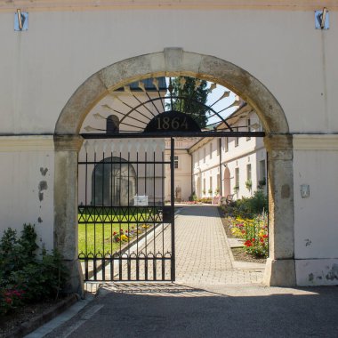 Sırbistan ulusal parkındaki Ortodoks manastırı Fruşka Gora bulutlu yaz gününde