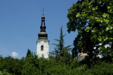 Sırbistan ulusal parkındaki Ortodoks manastırı Fruşka Gora bulutlu yaz gününde