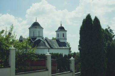 Sırbistan ulusal parkındaki Ortodoks manastırı Fruşka Gora bulutlu yaz gününde