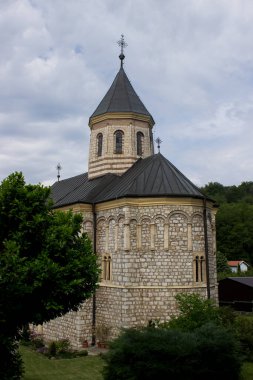 Sırbistan ulusal parkındaki Ortodoks manastırı Fruşka Gora bulutlu yaz gününde