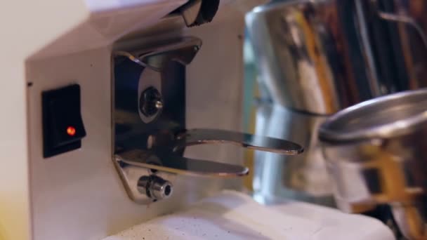 Eine Hand Bringt Einen Kaffeehalter Eine Kaffeemühle Kaffee Darin Mahlen — Stockvideo