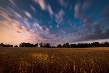 Yıldızlı bulutlu gece gökyüzü