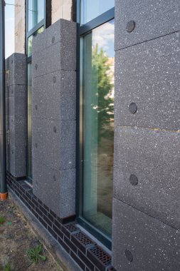 Tek bir aile evinin termal izolasyonuyla ön cephe