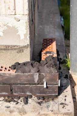 Evin etrafında tuğlalar var.