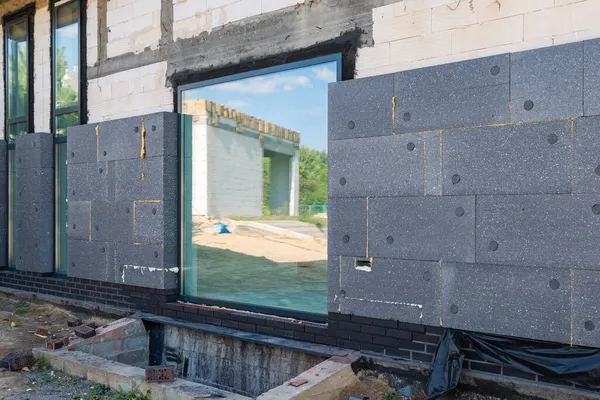 Tek bir aile evinin termal izolasyonuyla ön cephe