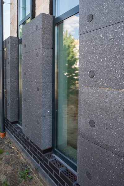 Tek bir aile evinin termal izolasyonuyla ön cephe