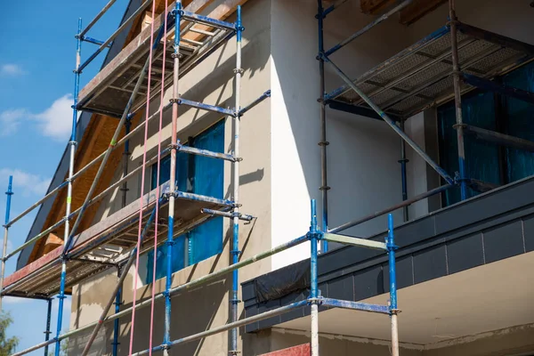 Tek bir aile evinin termal izolasyonuyla ön cephe