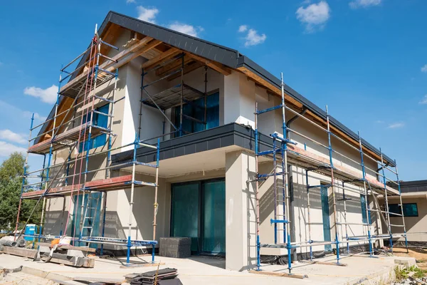 Tek bir aile evinin termal izolasyonuyla ön cephe