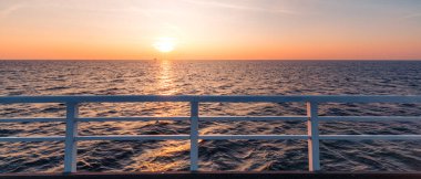 Jurata 'daki iskelede gün batımı