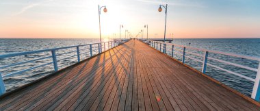 Jurata 'daki iskelede gün batımı