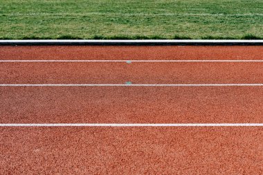 Spor sahasının etrafında spor pisti