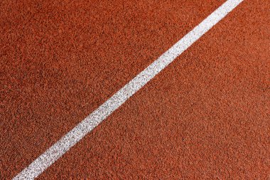 Spor sahasının etrafında spor pisti