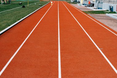 Spor sahasının etrafında spor pisti