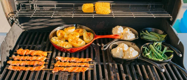 Preparar Cena Una Parrilla Gas — Foto de Stock