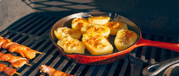 Gaz ızgarasında yemek hazırlıyorum.