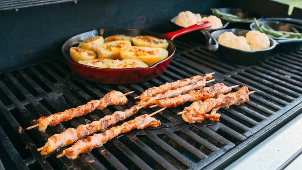 Preparare Cena Una Griglia Gas — Foto Stock