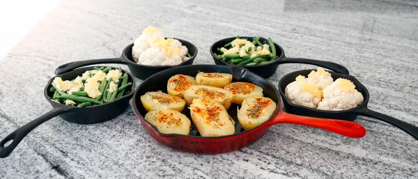 Mevsimlik sebzeler tavada kızartılıyor.