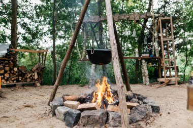 Tencerede yemek pişirmek.