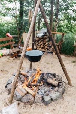 Tencerede yemek pişirmek.