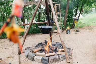 Tencerede yemek pişirmek.