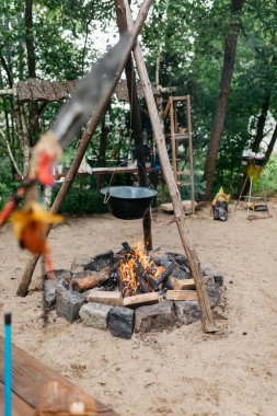 Tencerede yemek pişirmek.