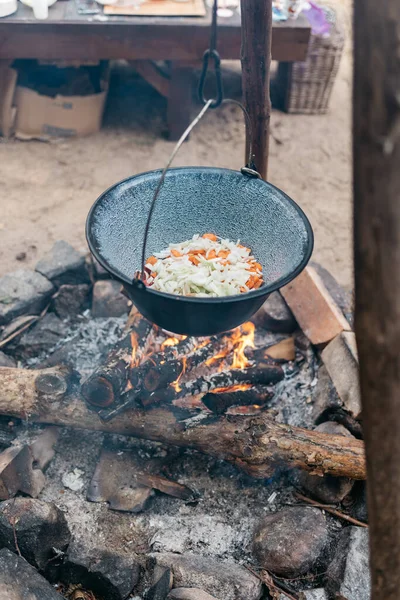 Tencerede yemek pişirmek.
