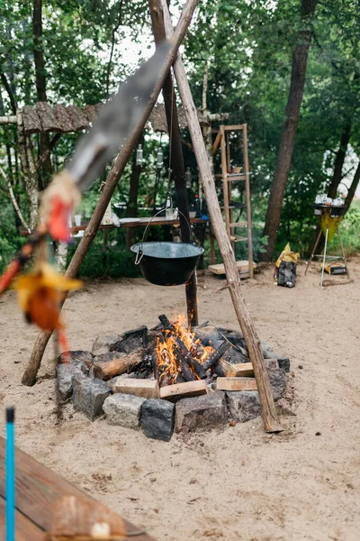 Tencerede yemek pişirmek.