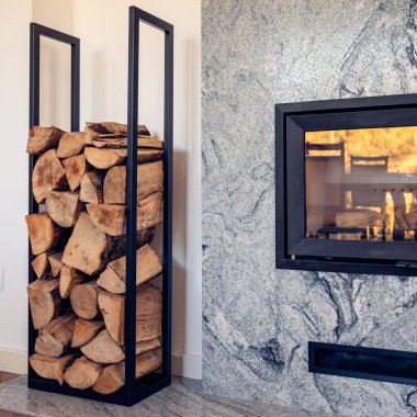 Oturma odasında şömine, odunlar için yer var.