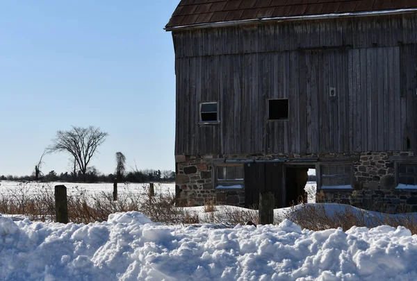 Zimní Scéna Opuštěné Stodoly Sedící Okraji Zasněženého Zemědělského Pole — Stock fotografie